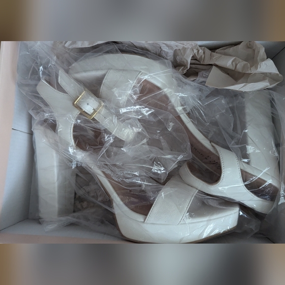 Chinese Laundry White Platform Heel Sandal, Size 10 - Picture 2 of 7